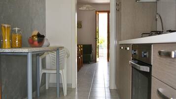 KĂŒhlschrank, Ofen, Herdplatte, Kochgeschirr/Geschirr/Besteck