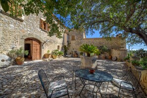 Outdoor dining - Holiday Apartment Son Malero with Shared Pool & Wi-Fi (Calvia)