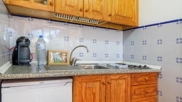 Geladeira, cooktop, cafeteira/chaleira, chaleira elétrica