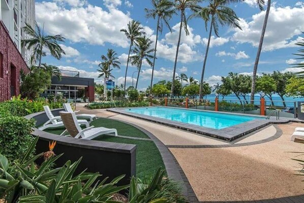 Pool - Aquarius on the Strand - Oceanfront Unit (Townsville City)