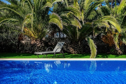 Villa "Luna" with Sea View, Pool, A/C, Terraces & Garden