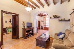 TV, fireplace, DVD player - Holiday Home 'Ca Na Pereta' with Private Terrace, Private Garden and Wi-Fi (Sencelles)