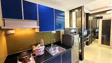 Refrigerador, microondas, placa de cocina, arrocera