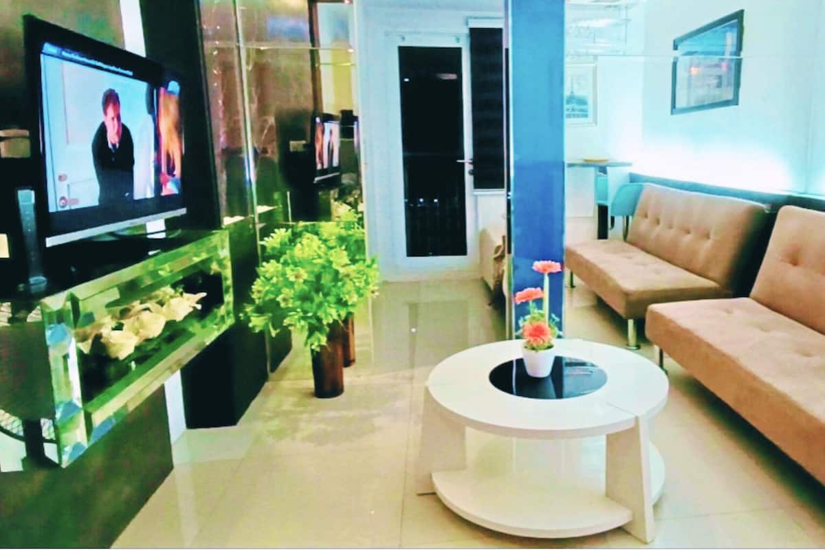42-inch Smart TV with cable channels, TV