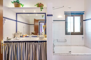 Bathtub, hair dryer, towels - Vacation Home Es Garballons with Garden, Wi-Fi, Pool & Terrace (Manacor)