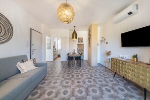 TV - Holiday Apartment Casa Royale Appartamento Terra with Mountain View, Wi-Fi, A/C (Lierna)