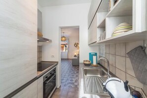 Kylskåp, mikrovågsugn, ugn och spishäll