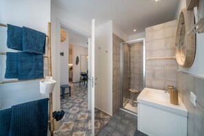 Shower, hair dryer, towels