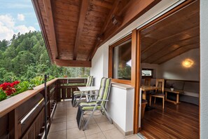 Outdoor dining - Apartment "Hahndl II" with Mountain View, Wi-Fi, Garden, Terrace and Balcony (St. Leonhard in Passeier Südtirol)