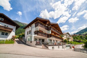 Exterior - Apartment "Hahndl II" with Mountain View, Wi-Fi, Garden, Terrace and Balcony (St. Leonhard in Passeier Südtirol)