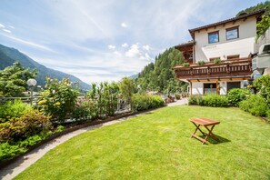 Outdoor dining - Apartment "Hahndl II" with Mountain View, Wi-Fi, Garden, Terrace and Balcony (St. Leonhard in Passeier Südtirol)