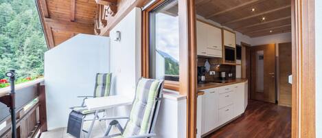 Réfrigérateur, micro-ondes, plaque de cuisson, lave-vaisselle