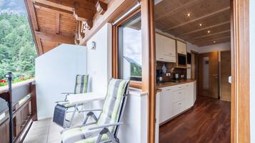 Jääkaappi, mikroaaltouuni, liesi, astianpesukone