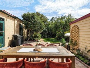 Outdoor dining - Luxury Villas The Secret Garden (Pet Friendly) (Melbourne)
