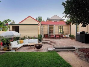 Outdoor dining - Luxury Villas The Secret Garden (Pet Friendly) (Melbourne)