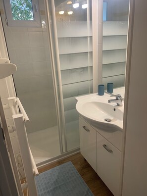 Suihku, hiustenkuivaaja