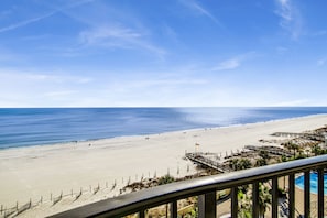 On the beach - Beachfront 3BR @ Phoenix West • Sleeps 10 • Amazing Views, Lazy River, Pools & Luxury (Orange Beach)