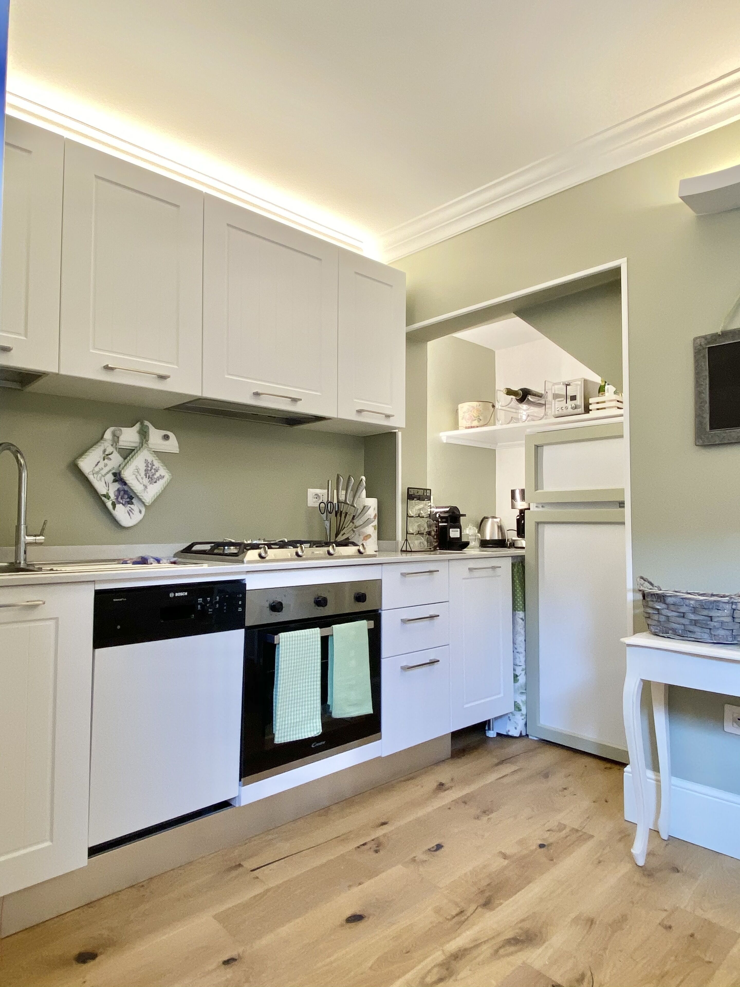 Frigorifero, forno, piano cottura, lavastoviglie