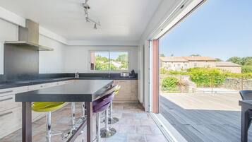 Een koelkast, een magnetron, een oven, een kookplaat