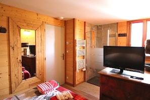 5 bedrooms, iron/ironing board, travel cot, free WiFi