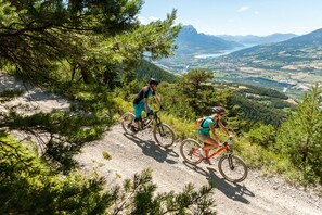 Two cyclists on a dirt path surrounded by trees and mountains. - CHARMING CHALET, MOUNTAIN VIEW AND SKI SLOPES JACUZZI HAMMAM SAUNA TABLE SOCCER (Vars)