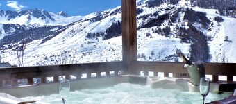 CHARMING CHALET, MOUNTAIN VIEW AND SKI SLOPES JACUZZI HAMMAM SAUNA TABLE SOCCER