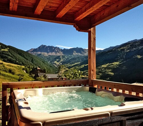 CHARMING CHALET, MOUNTAIN VIEW AND SKI SLOPES JACUZZI HAMMAM SAUNA TABLE SOCCER
