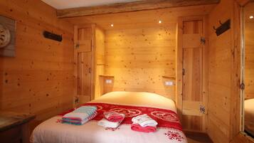 5 quartos, ferros/tábuas de passar roupa, berço de viagem