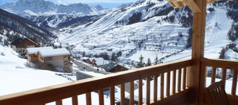 CHARMING CHALET, MOUNTAIN VIEW AND SKI SLOPES JACUZZI HAMMAM SAUNA TABLE SOCCER