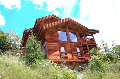 CHARMING CHALET, MOUNTAIN VIEW AND SKI SLOPES JACUZZI HAMMAM SAUNA TABLE SOCCER