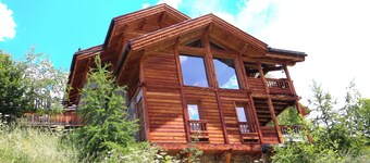 CHARMING CHALET, MOUNTAIN VIEW AND SKI SLOPES JACUZZI HAMMAM SAUNA TABLE SOCCER