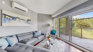 Deluxe Apartment (2 Bedrooms) | Living room | TV