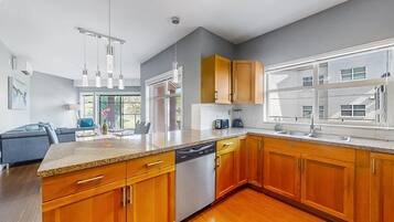 Căn hộ (2 Bedrooms) | Bếp riêng | Lò vi sóng, lò nướng, bếp nấu, máy rửa bát