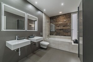 Badewanne, Haartrockner, Bidet, Handtücher