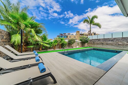 Modern 5B villa in El Duque, heated pool, wifi, just 250m from the beach