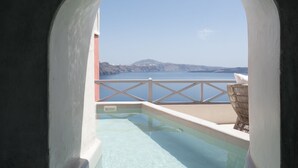 Piscina infinita con vistas despejadas al mar y la tierra distante.