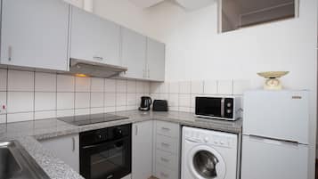 Basic Apartment | Private kitchen | Full-size fridge, microwave, oven, stovetop