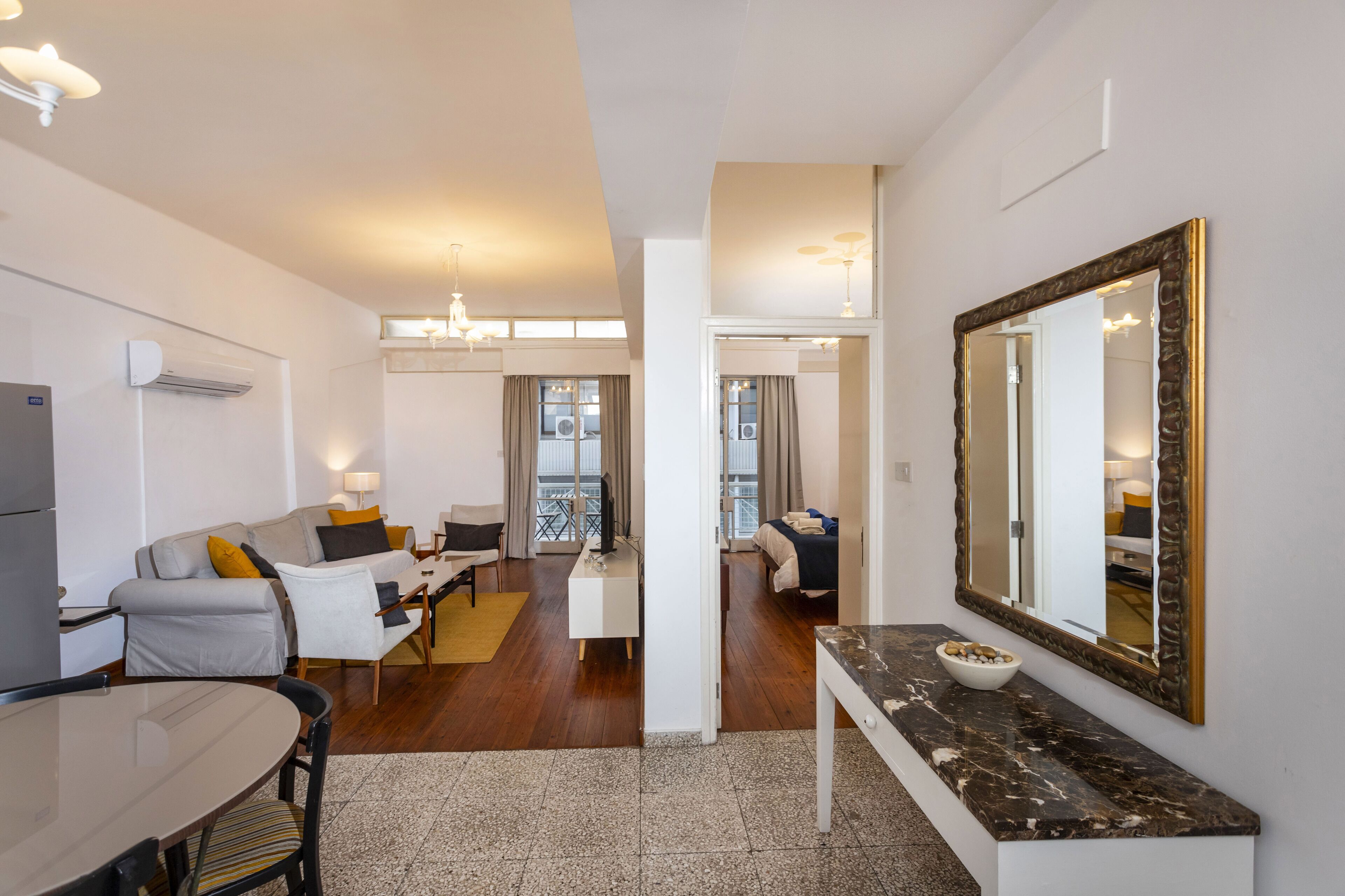 Căn hộ trung tâm thành phố | Khu phòng khách | Smart TV 43-inch có truyền hình kỹ thuật số, TV, Netflix 