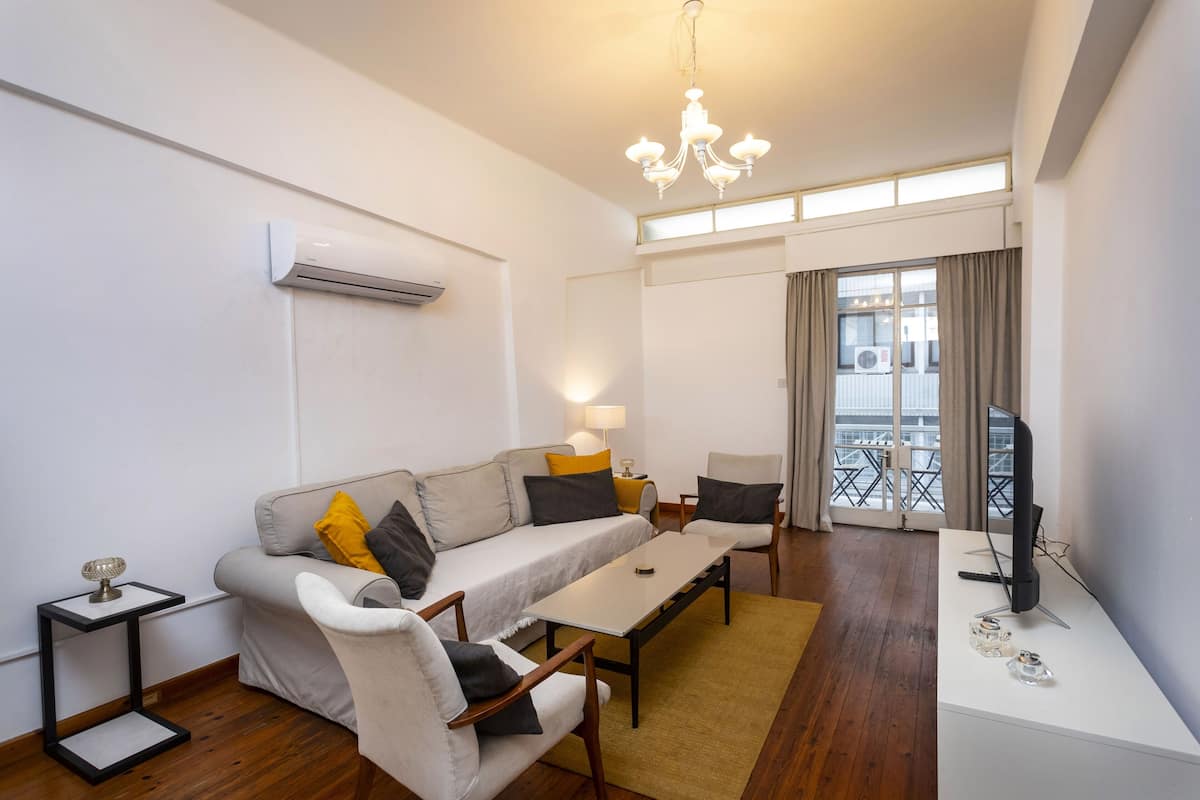 Apartemen Kota | Area keluarga | Smart TV 43-inci dengan saluran TV digital, TV, dan Netflix