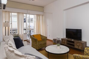 Leilighet – city | Oppholdsområde | En 43-tommers smart-TV med digitale kanaler samt TV og Netflix