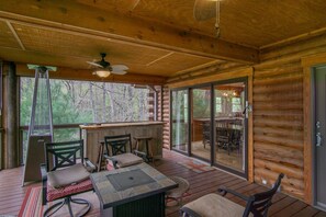 Interior - Blissful Bear Log Cabin, community pool, hiking trails, golf course, lakes (Brevard)