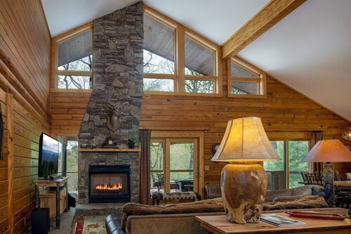 Blissful Bear Cabin, Long Range Views and 2 fireplaces
