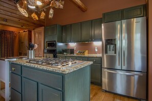 Køleskab, mikrobølgeovn, ovn, kogeplade