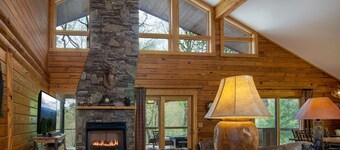 Blissful Bear Log Cabin, community pool, hiking trails, golf course, lakes