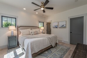 3 bedrooms, iron/ironing board, WiFi, bed sheets - Kings Creek Cottage Downtown (Brevard)