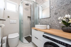 Dusche, Haartrockner, Handtücher