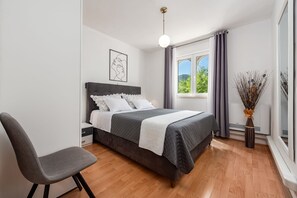 4 bedrooms, iron/ironing board, free WiFi, bed sheets