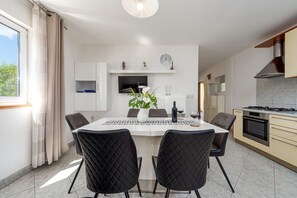Kühlschrank, Ofen, Herdplatte, Geschirrspüler
