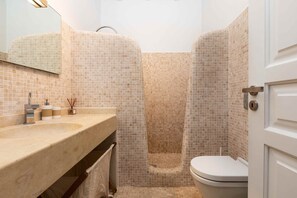Luxury Villa | Bathroom | Hair dryer, soap, shampoo