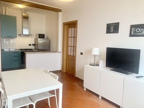 Appartement classique | Aire de séjour | Téléviseur à écran plat
